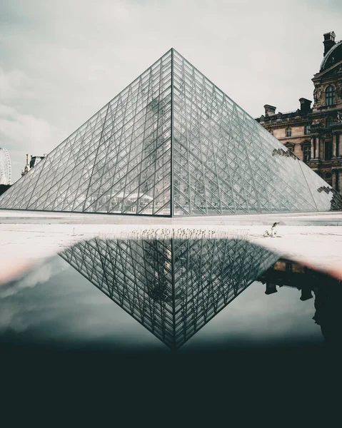 Paris Frankreich September 2021 Eine Vertikale Aufnahme Des Berühmten Louvre — Stockfoto