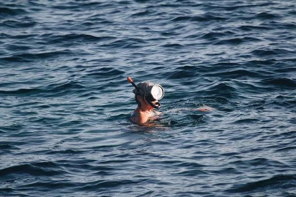 Person Med Snorklande Mask Som Simmar Havet — Stockfoto