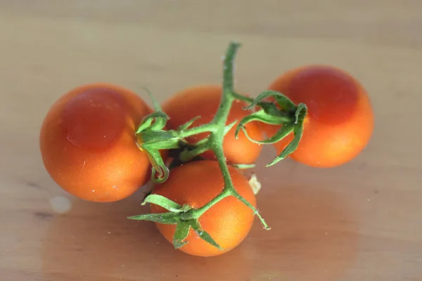 Red Ripe Tomatoes Twig Transparent Bowl Water Wooden Surface — Stock Photo, Image