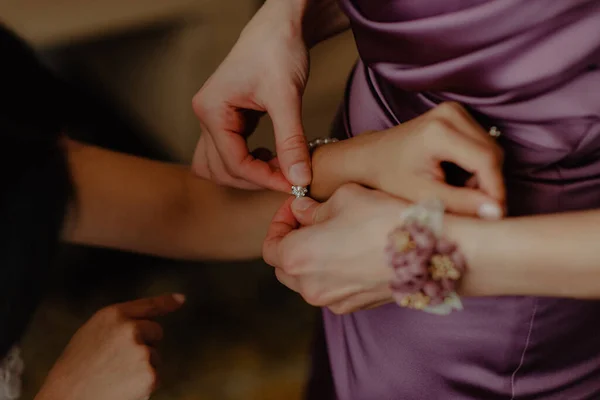 Een Close Shot Van Een Bruidsmeisje Het Opzetten Van Armband — Stockfoto