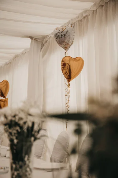 Tiro Vertical Belo Local Cerimônia Casamento Com Balões Flores Forma — Fotografia de Stock