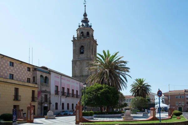 スペインのタラベラ レイナ 2021年7月31日 スペインのタラベラ レイナの公共公園や教会の塔の美しい景色 — ストック写真