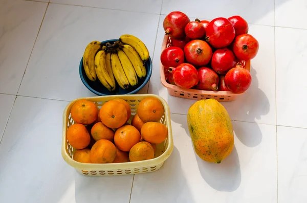 Una Vista Superior Frutas Frescas Plátano Granada Naranja —  Fotos de Stock