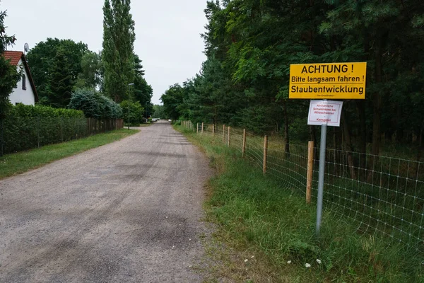 Een Groothoek Opname Van Een Straat Vol Met Bomen Brandenberg — Stockfoto