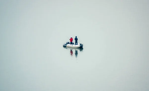 Les Pêcheurs Pêchant Milieu Lac Avec Leur Bateau — Photo