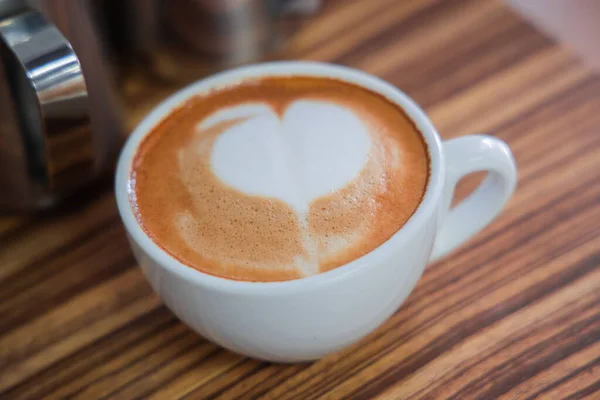 Primer Plano Una Taza Capuchino Con Una Espuma Forma Corazón — Foto de Stock