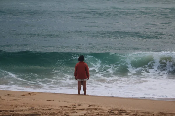 Osamělý Člověk Stojící Pláži Obdivující Šplouchající Mořské Vlny — Stock fotografie