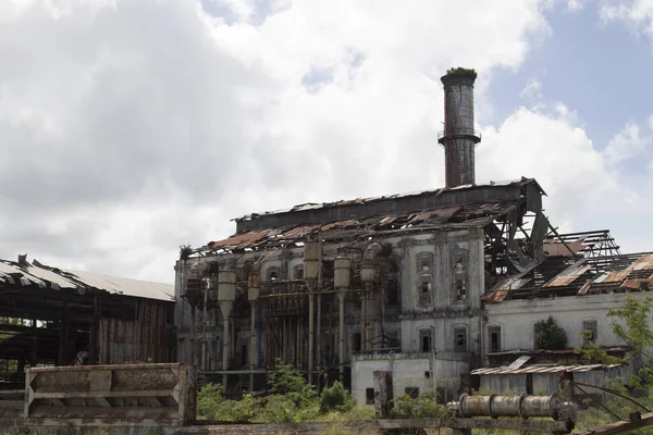 Зруйнований Покинутий Завод Теплиця Під Хмарним Небом — стокове фото
