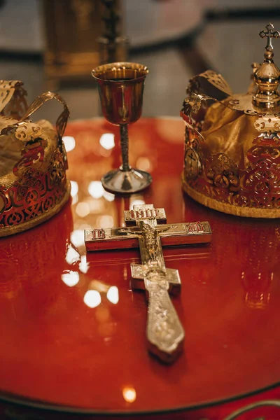 教堂桌上的王冠 十字架和酒杯的精选镜头 — 图库照片