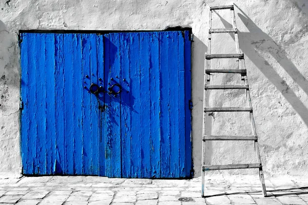 View Blue Wooden Door Metal Handles Ladder Leaning Wall Next — Stock Photo, Image