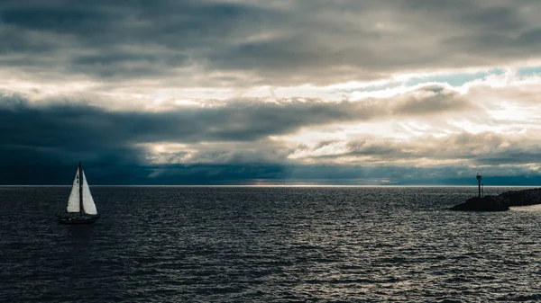 Velero Mar Bajo Cielo Tormentoso Durante Día — Foto de Stock