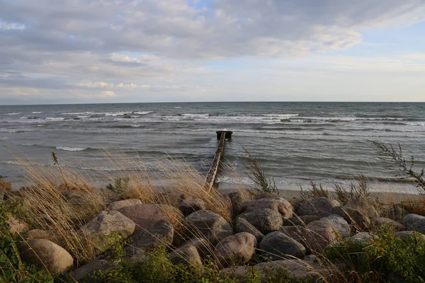 Pohled Kameny Nábřeží Vlnolam Proti Baltskému Moři Zataženou Oblohu Dánsku — Stock fotografie