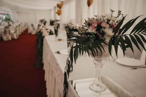 Tiro Foco Seletivo Uma Decoração Mesa Casamento Com Flores — Fotografia de Stock