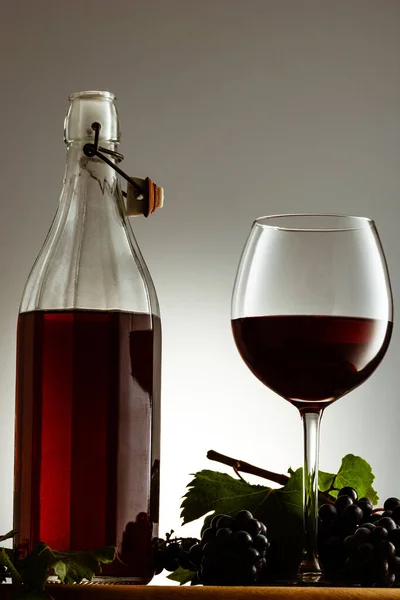 Piękna Kompozycja Butelką Czerwonego Wina Kieliszkiem Gromadą Winogron — Zdjęcie stockowe