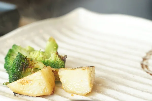 Close Shot Grilled Diced Potatoes Broccoli White Plate Restaurant — Stock Photo, Image