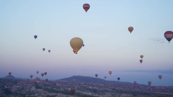 Hot Air Balloons Red Rose Valley Goreme Cappadocia Sunset — Stockvideo