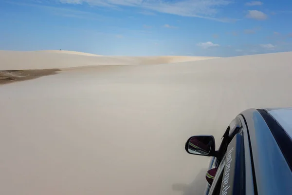 Ein Auto Fährt Einem Weißen Sandstrand Unter Blauem Himmel — Stockfoto