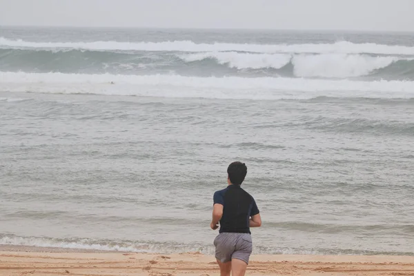 바람부는 바다로 뛰어가는 — 스톡 사진