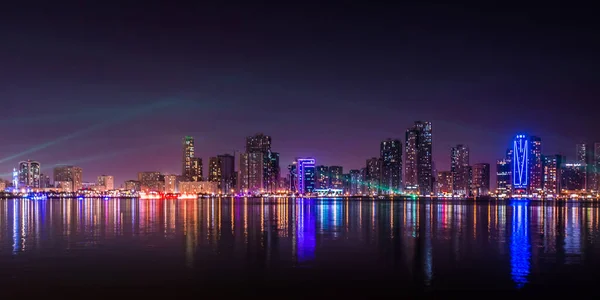 Egy Gyönyörű Panorámás Éjszakai Kilátás Sharjah Városkép Vízparti Egyesült Arab — Stock Fotó