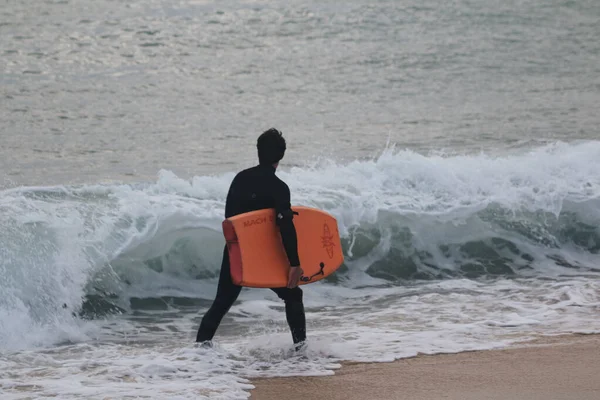 Surfista Entrando Água Com Sua Prancha Surf Laranja — Fotografia de Stock