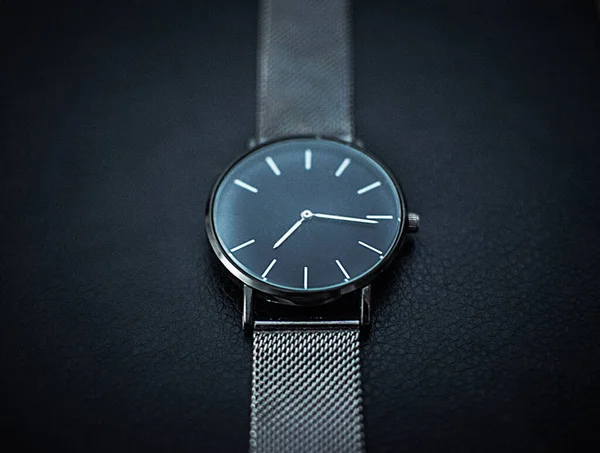 Gros Plan Une Montre Analogique Noire Avec Bracelet Maille Sur — Photo