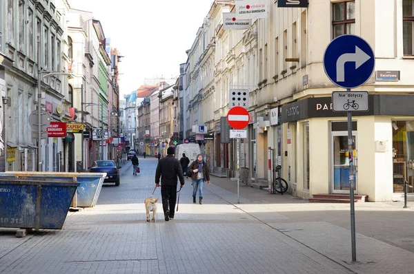 Poznan Polonia Marzo 2015 Gente Caminando Por Una Calle Con — Foto de Stock