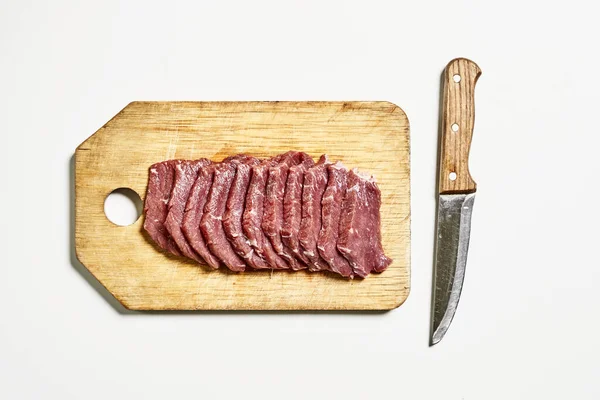 Zdjęcie Surowego Mięsa Kawałkach Drewnianej Desce Nożem Odizolowanym Białym Tle — Zdjęcie stockowe