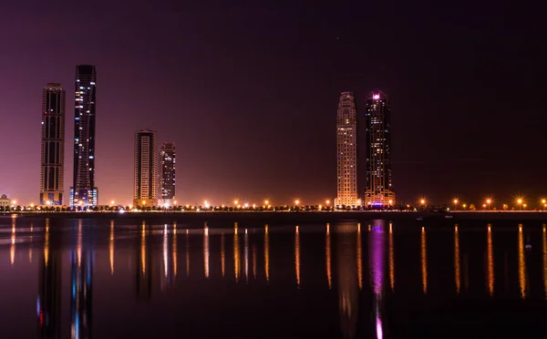 Güzel Bir Panoramik Gece Manzarası Sharjah Şehir Manzarası Bae Deniz — Stok fotoğraf