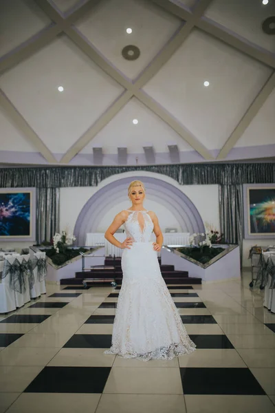 Eine Vertikale Aufnahme Der Kaukasischen Braut Die Hochzeitssaal Posiert — Stockfoto