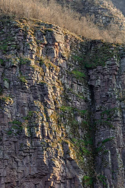在一个阳光灿烂的日子里 塞尔维亚托普利多河上布满苔藓的岩石和悬崖峭壁 — 图库照片