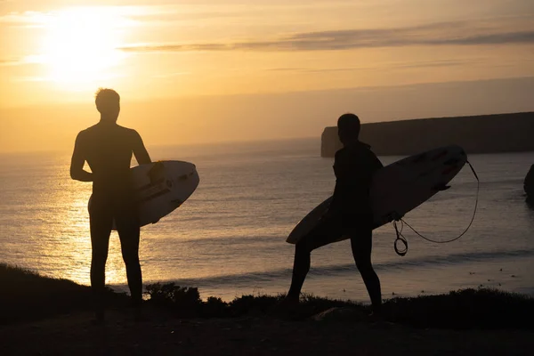 Due Persone Che Tengono Tavole Surf Preparano Navigare Tramonto — Foto Stock