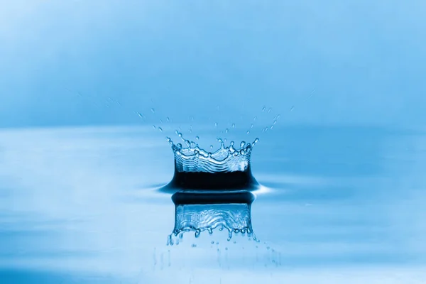 Eine Nahaufnahme Von Wassertropfen Plätschert Unter Den Lichtern Perfekt Für — Stockfoto