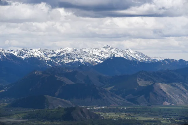 Disparo Horizontal Una Alta Montaña Nevada Lugar Increíble Bajo Cielo —  Fotos de Stock