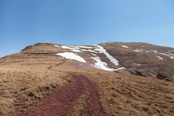 Ein Faszinierender Blick Auf Den Alten Berg Mit Kleinen Schneeflächen — Stockfoto
