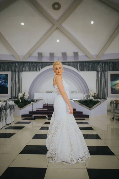 Egy Függőleges Felvétel Kaukázusi Menyasszonyról Amint Pózol Esküvői Teremben — Stock Fotó