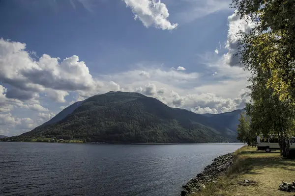 Beautiful View Lake Surrounded Mountains Greenery — Stock Photo, Image