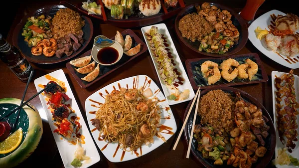 Una Vista Superior Una Rica Mesa Con Comida Tradicional Asiática —  Fotos de Stock