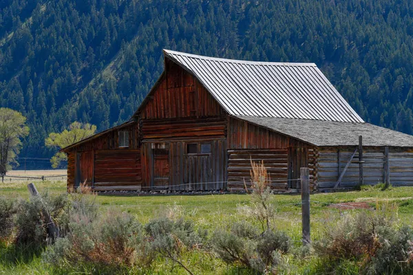 Primer Plano Una Hermosa Pequeña Casa Campo Gran Área Natural —  Fotos de Stock