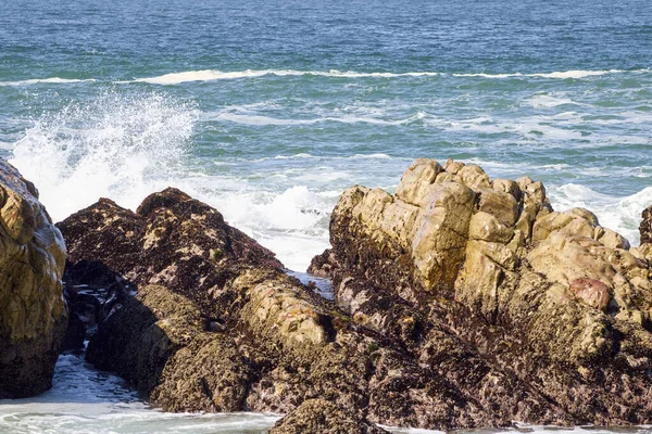 Oceánská Voda Šplouchá Skalní Útvary Pobřeží — Stock fotografie