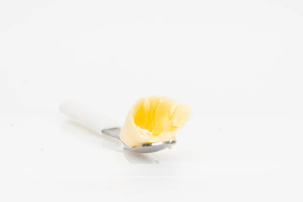 Zbliżenie Ujęcie Kawałka Masła Łyżce Izolowanej Białym Tle — Zdjęcie stockowe