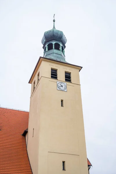 Swornegacie Kashubia小镇一座教堂塔的低角度视图 — 图库照片