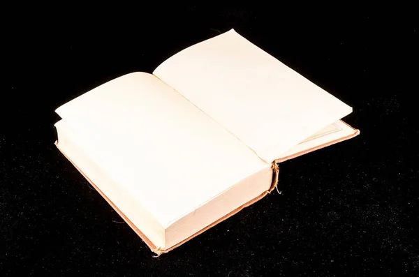 Close Livro Aberto Com Páginas Branco Fundo Isolado — Fotografia de Stock