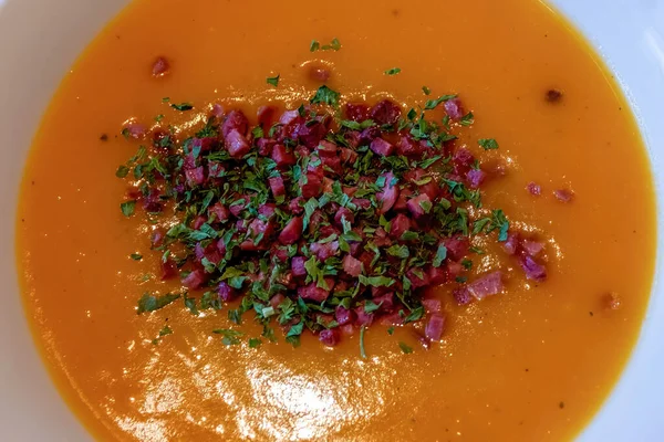 一盘用蔬菜和蔬菜装饰的南瓜汤的顶部视图 — 图库照片