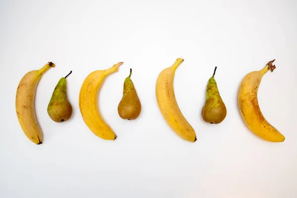 Een Top View Shot Van Vier Bananen Drie Peren Een — Stockfoto