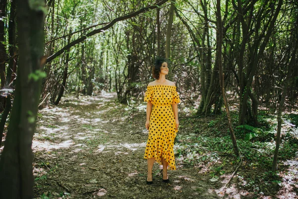 Młoda Kaukaska Kobieta Występująca Teledysku Żółto Czarnej Sukience Kropką Opaską — Zdjęcie stockowe