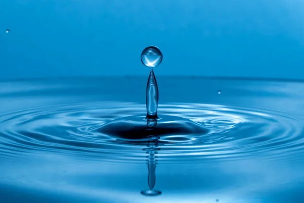 Primo Piano Spruzzi Goccia Acqua Sotto Luci Perfetto Sfondi — Foto Stock