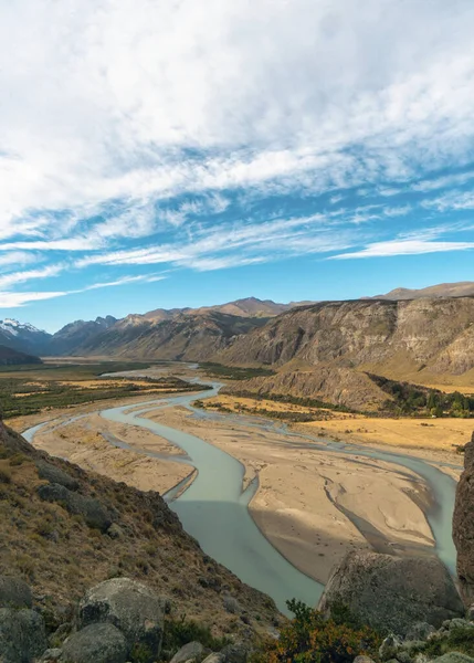Piękny Widok Płynącej Rzeki Las Vueltas Otoczony Górami Pod Pochmurnym — Zdjęcie stockowe