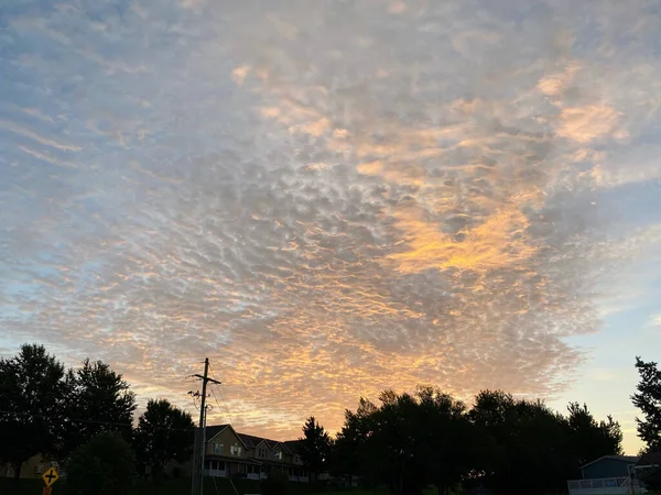 Uma Vista Hipnotizante Céu Nublado Pôr Sol Cênico — Fotografia de Stock