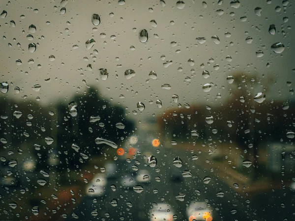 Gros Plan Gouttes Pluie Sur Verre Sur Fond Flou Trafic — Photo