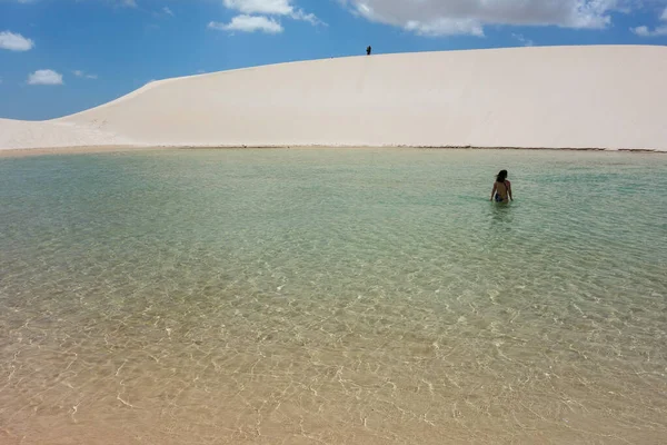 Une Fille Profitant Eau Vue Magnifique Dans Lencois Maranhenses Brésil — Photo